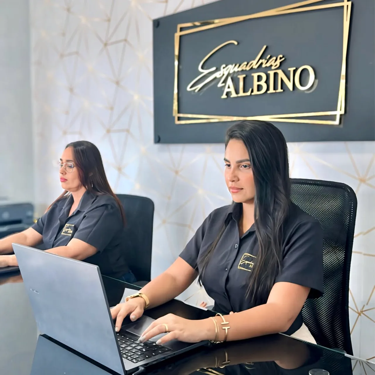 Equipe comercial da Esquadrias Albino no atendimento
